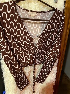 Women’s Meraki Brown and White Wave Print Tie Front Top. Size M